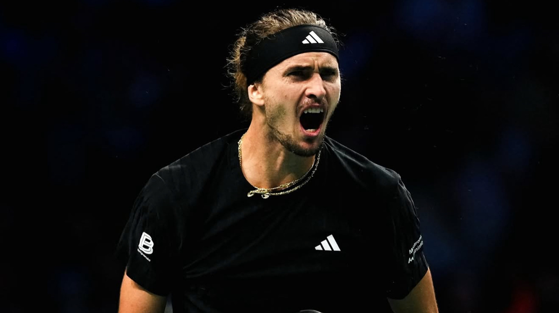 Хотел успокоить нервы: теннисист российского происхождения засунул ракетку себе в рот во время матча