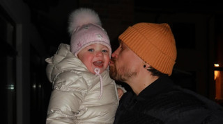 Тато року: Усик розчулив мережу прогулянкою на санках із маленькою донечкою