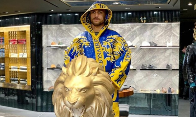 Ломаченко показав халат в якому вийде на бій проти Кемпбелла