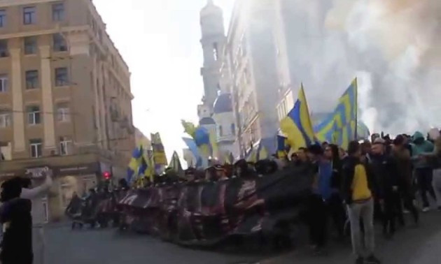 Фанати Металіста пройшли маршем по Харкову і заспівали Путін - х##ло