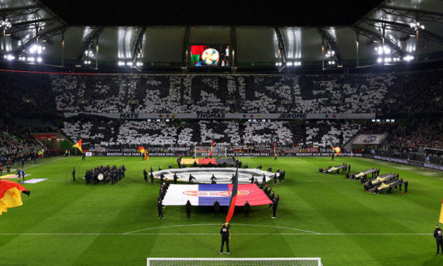 Фанати збірної Німеччини влаштували неймовірний перформанс на честь легенд команди