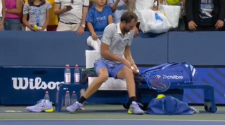 У росіянина знову здали нерви: Мєдвєдєв епічно розтрощив ракетку після вильоту з US Open