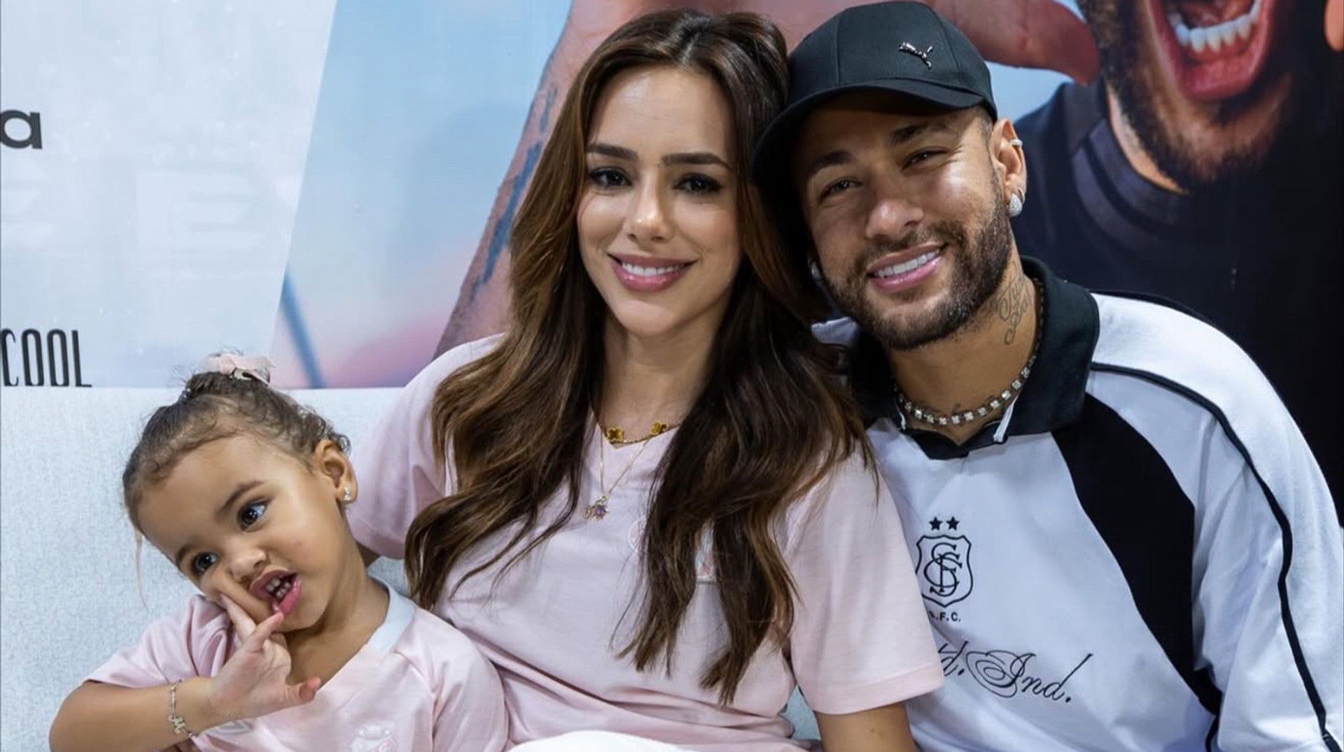 Проявление пренебрежения к легенде: маленькая дочь Неймара получила удар мячом во время матча