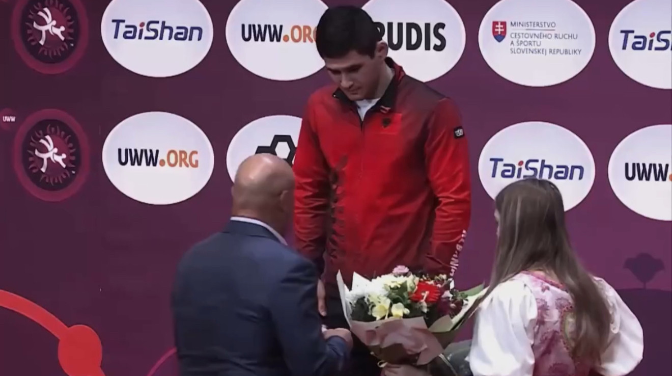 Ледь не дійшло до бійки: російський чиновник принизив борця-зрадника посеред церемонії нагородження