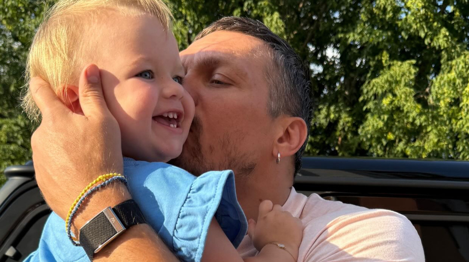 Не може від неї відійти: Усик у милому відео розцілував доньку на прощання