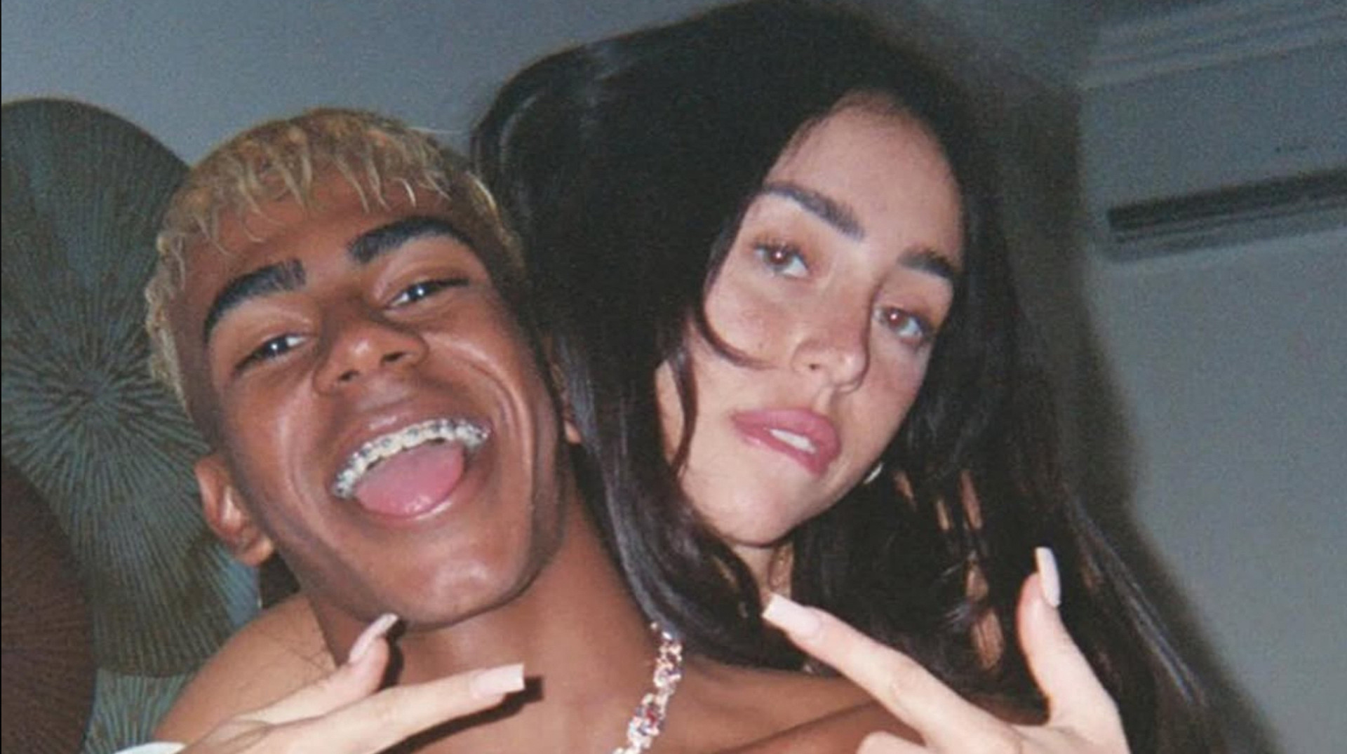 Зірковий тінейджер Барселони показав романтичне фото з дівчиною під трек Тупака на тлі травми