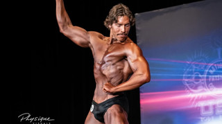 Позашлюбний син Шварценеггера дебютував у бодібілдингу із трьох золотих нагород