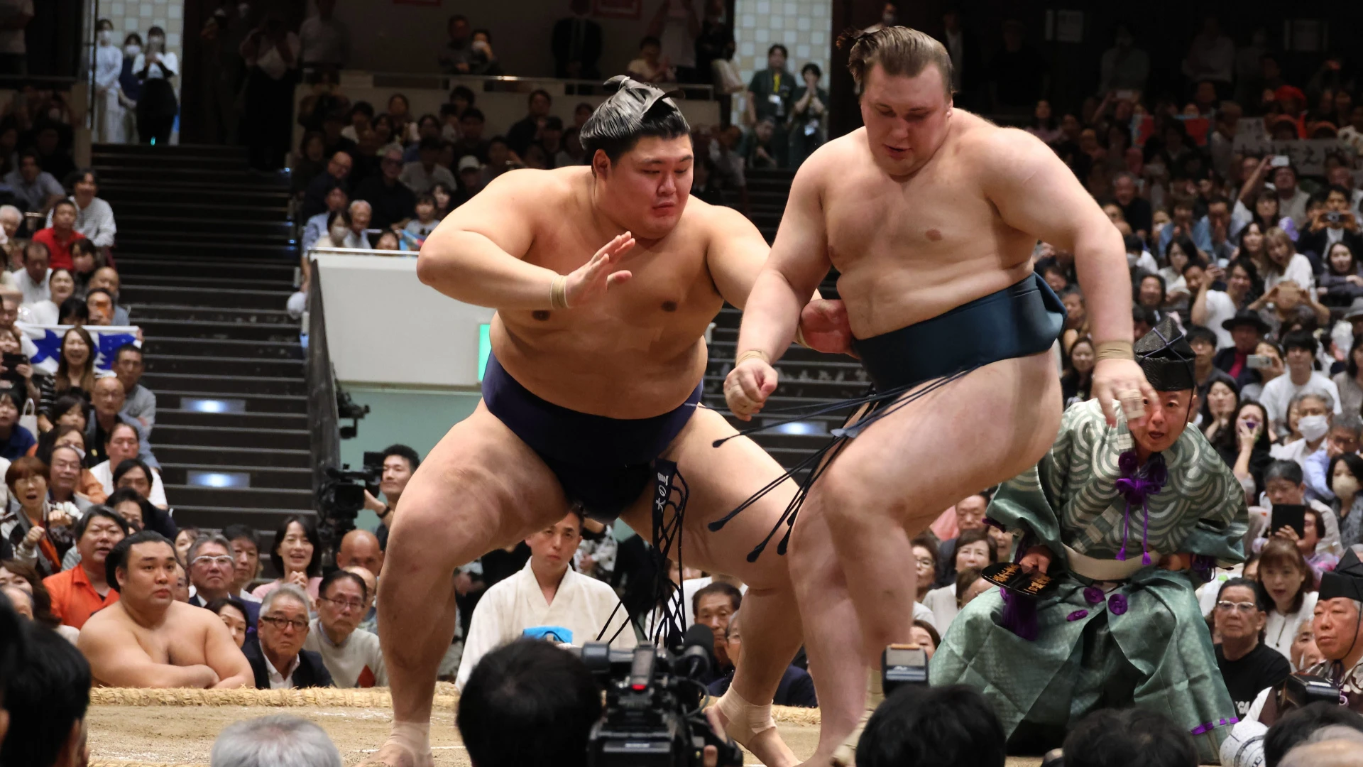 Аонишики проиграл йокозуне поединок за Кубок Императора на турнире Aki Basho 2026