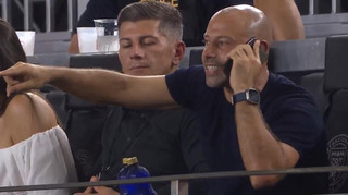 Вилучений, але не зломлений: тренер Інтер Маямі керував командою по телефону на трибунах