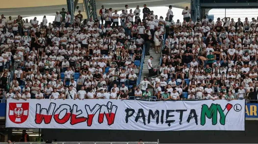Вісла допомогла фанатам Легії пронести скандальний банер на матч проти Шахтаря