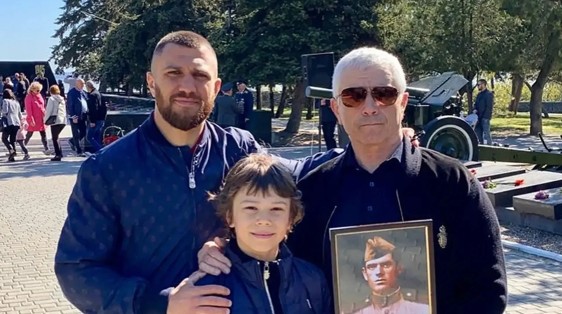 Ломаченко привітав із днем перемоги російською мовою та показав дорослого сина