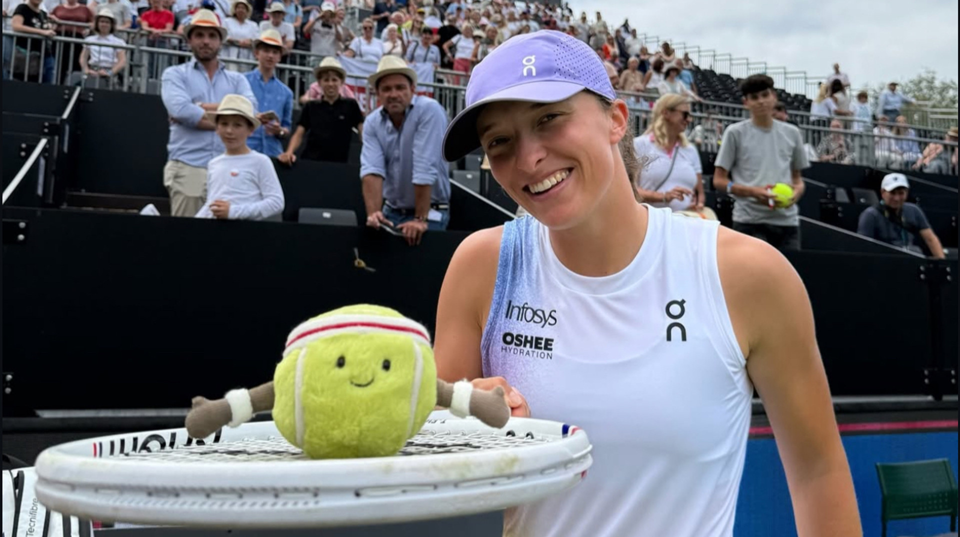 Намагається спіймати набридливу муху: Вімблдон зробив мем із розминки Швьонтек перед матчем