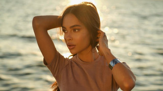 Дружина лідера Динамо вразила прихильників елегантним образом у чорному вбранні