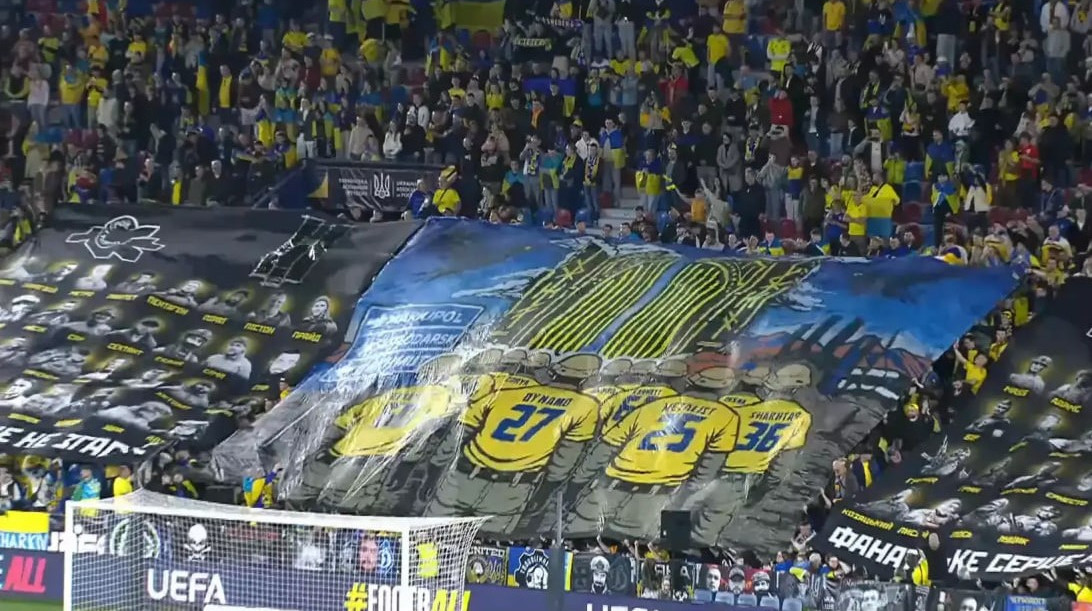 Фанати банером пам'яті вшанували загиблих воїнів на грі Україна — Швеція