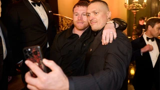 Усик разом із Канело прибув в Ер-Ріяд на титульний бій мексиканця