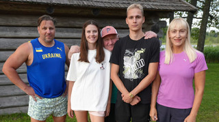 М'ясо, соління та хрін: Магучіх накрила стіл з українських делікатесів журналістам із Фінляндії