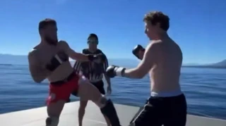 Цукерберг вийшов у спаринг із зіркою UFC просто посеред моря: незвичайне тренування