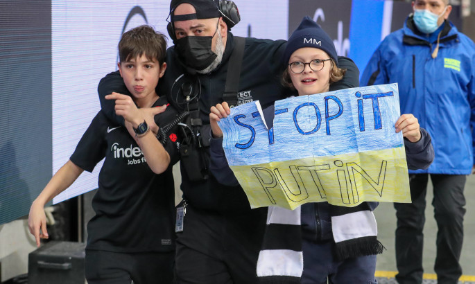 Путін, зупини це, - двоє хлопчаків увірвалися на матч Бундесліги із синьо-жовтим плакатом