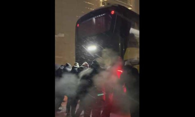 Хокеїсти штовхали клубний автобус, який застряг у снігу