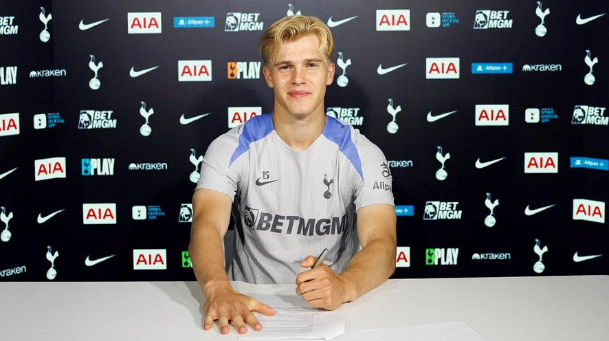 Тоттенхэм продлил контракт с 19-летним полузащитником
