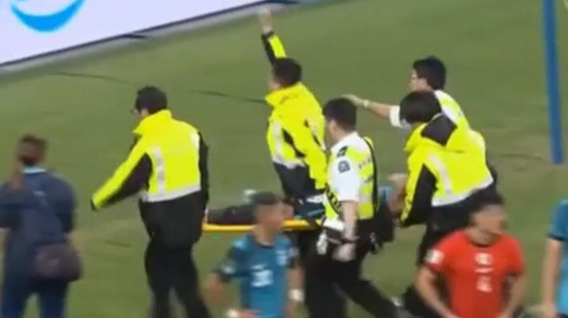 Абсурд на отборе Кубка Азии: медик сборной Гонконга праздновал травму соперника, вынося его на носилках