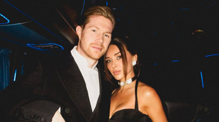 Дружина легенди Ман Сіті затьмарила чоловіка вишуканим вбранням на церемонії нагородження