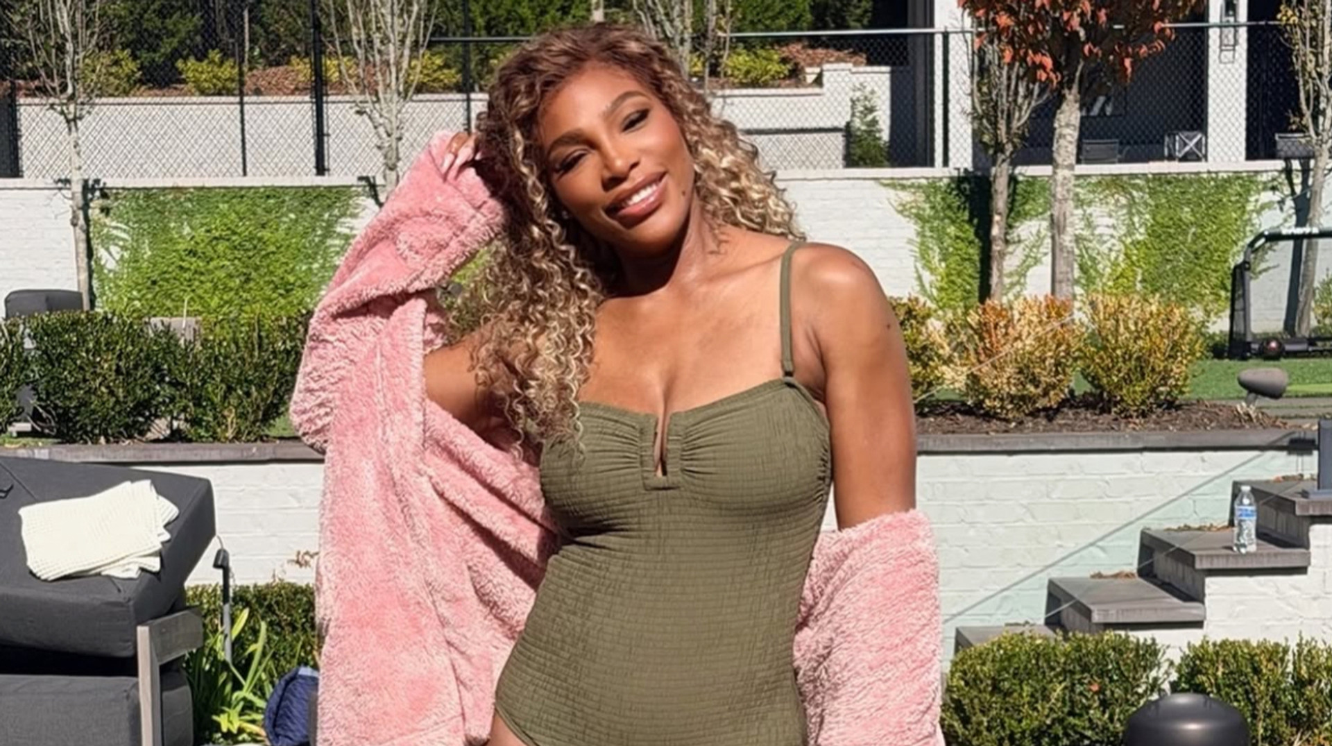 Легенда тенісу вразила фанатів шикарною формою у фотосесії в купальнику