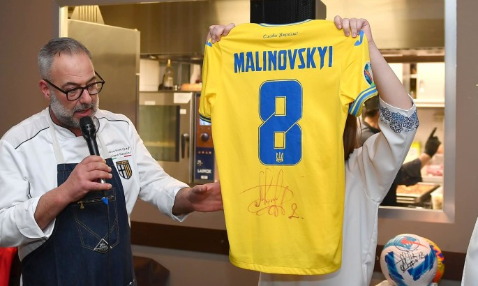Нападник Сампдорії викупив футболку Маліновського на благодійному аукціоні