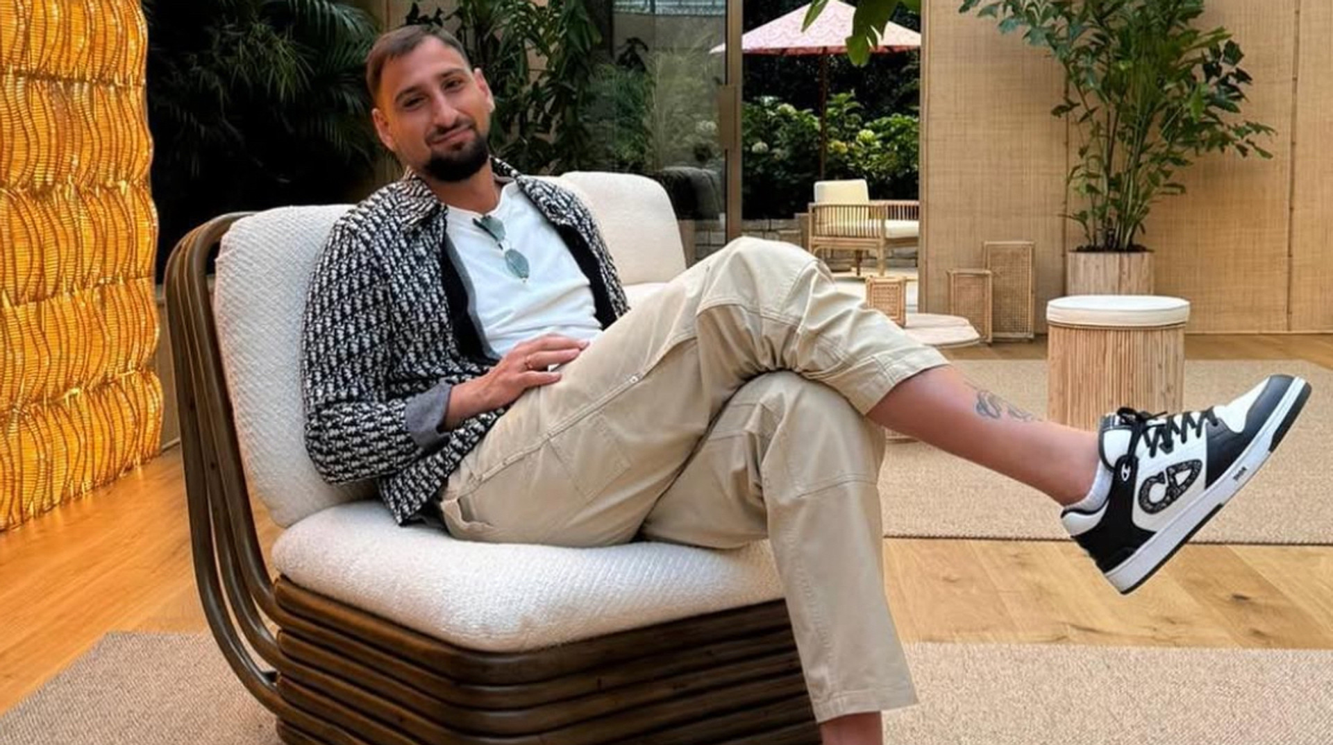 Закурив від стресу: зіркового одноклубника Забарного зловили за палінням на відпочинку