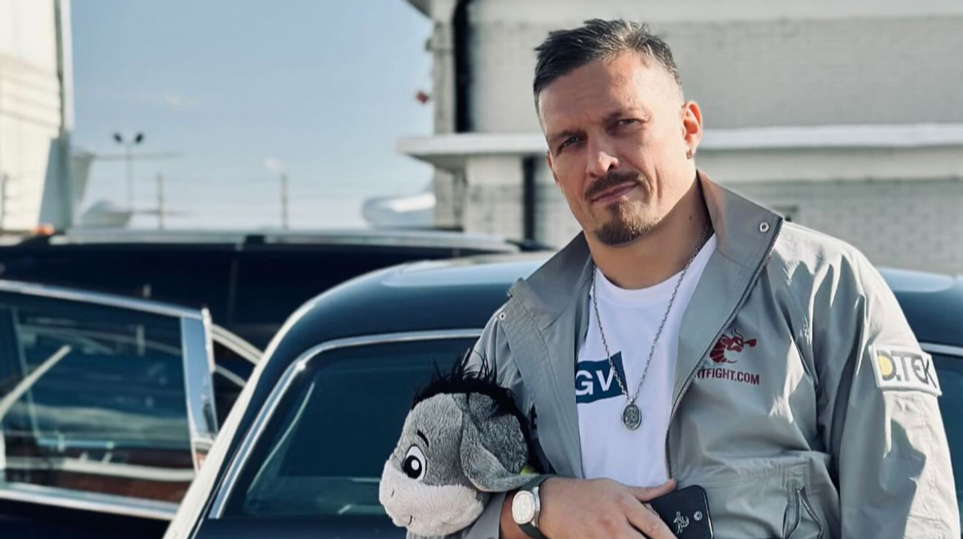 Воррен таки виконав свою обіцянку: Усик похизувався новим авто після бою з Дюбуа