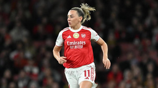 У жіночій ЛЧ футболістка Арсенала зірвала атаку Челсі, смикнувши за волосся суперницю