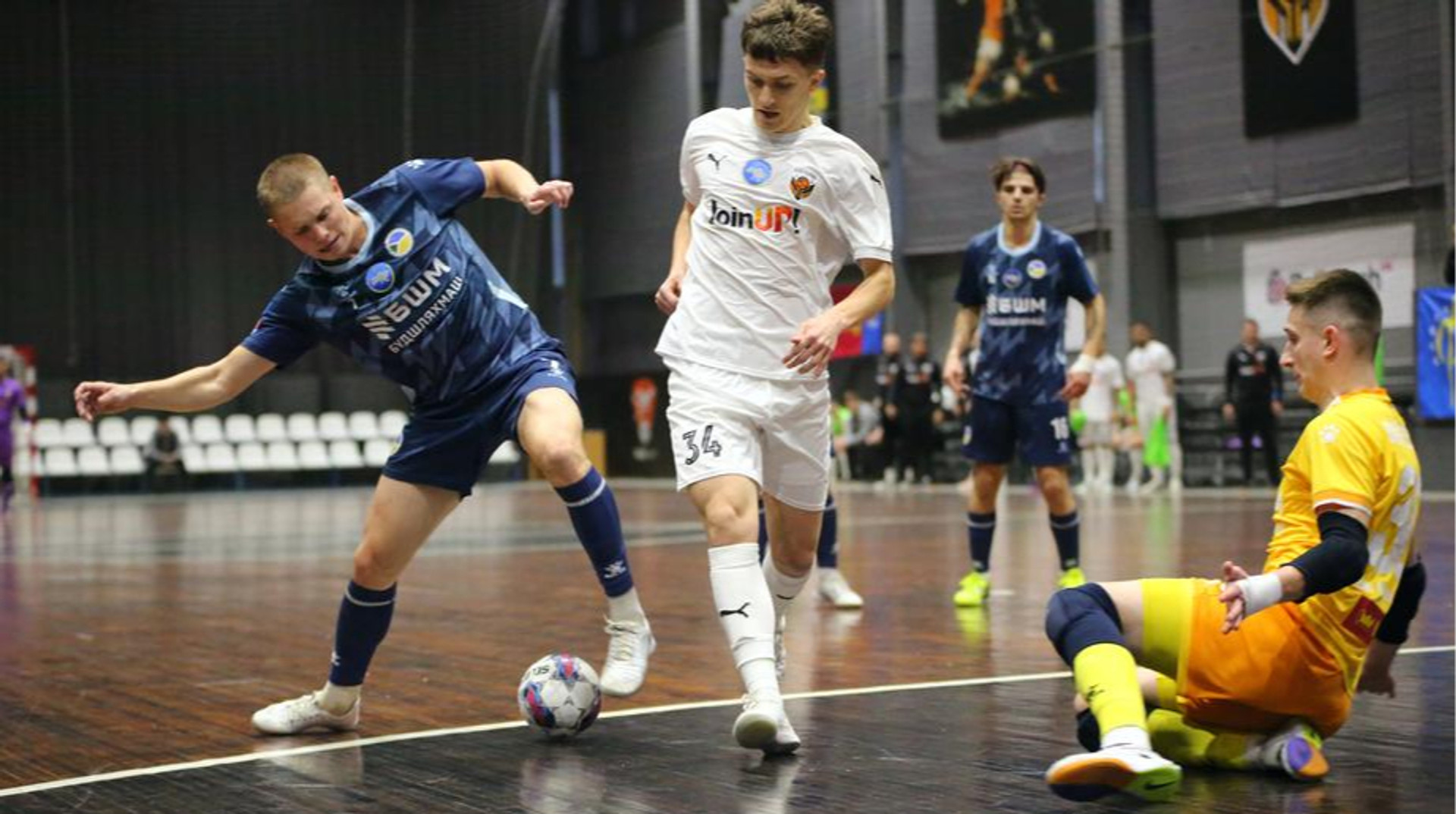 Арбитр на пятой точке, каскад хет-триков и покер: самое интересное о девятом туре Экстралиги