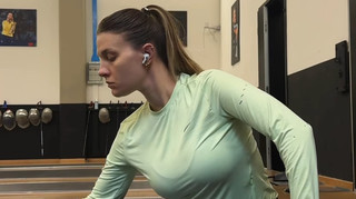 Не забуває про базові і рутинні справи: Харлан показала своє тренування під час вагітності