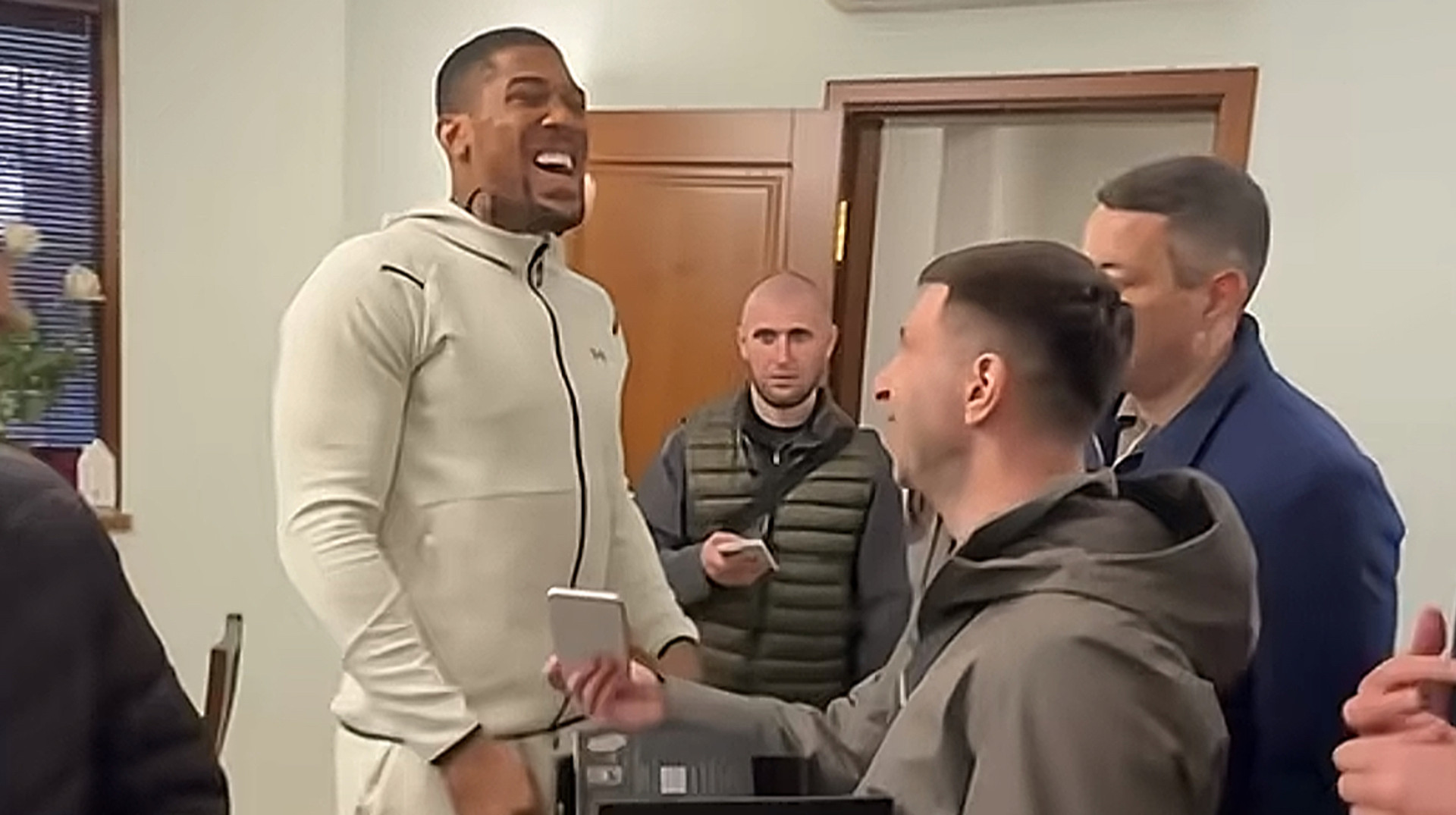 Ексклюзив для гостя: Джошуа в Україні подарували золотий iPhone за понад 5 тисяч доларів