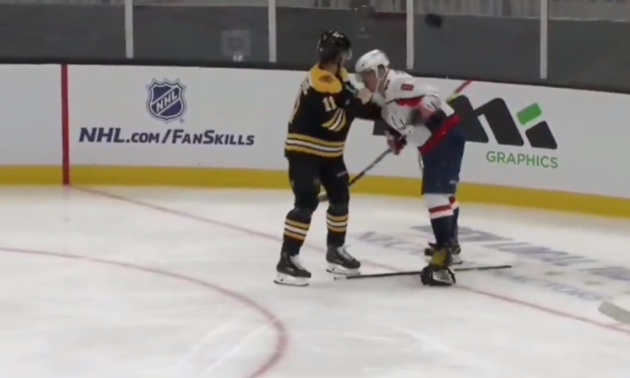 Російський хокеїст вдарив суперника ключкою між ніг під час матчу НХЛ