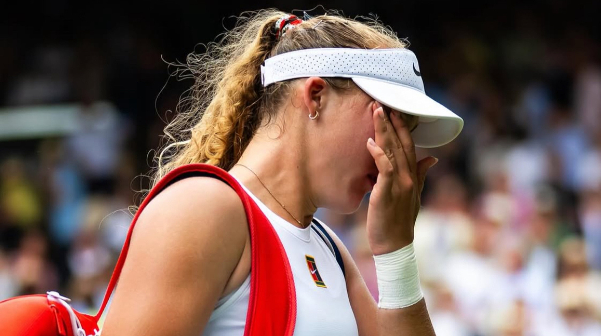 Била себе ракеткою по нозі: у російської тенісистки зірвало дах під час матчу US Open