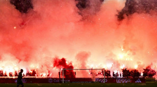 Запалили трибуну на честь загиблого фана: вболівальники Аякса зірвали матч команди проти Гронінгема