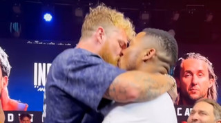 Пристрасно поцілував і назвав татусем: Джейк Пол показав свою версію битви поглядів із Джошуа