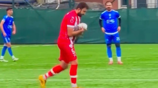 У Туреччині футболіст реанімував чайку, яку випадково збили м'ячем під час матчу