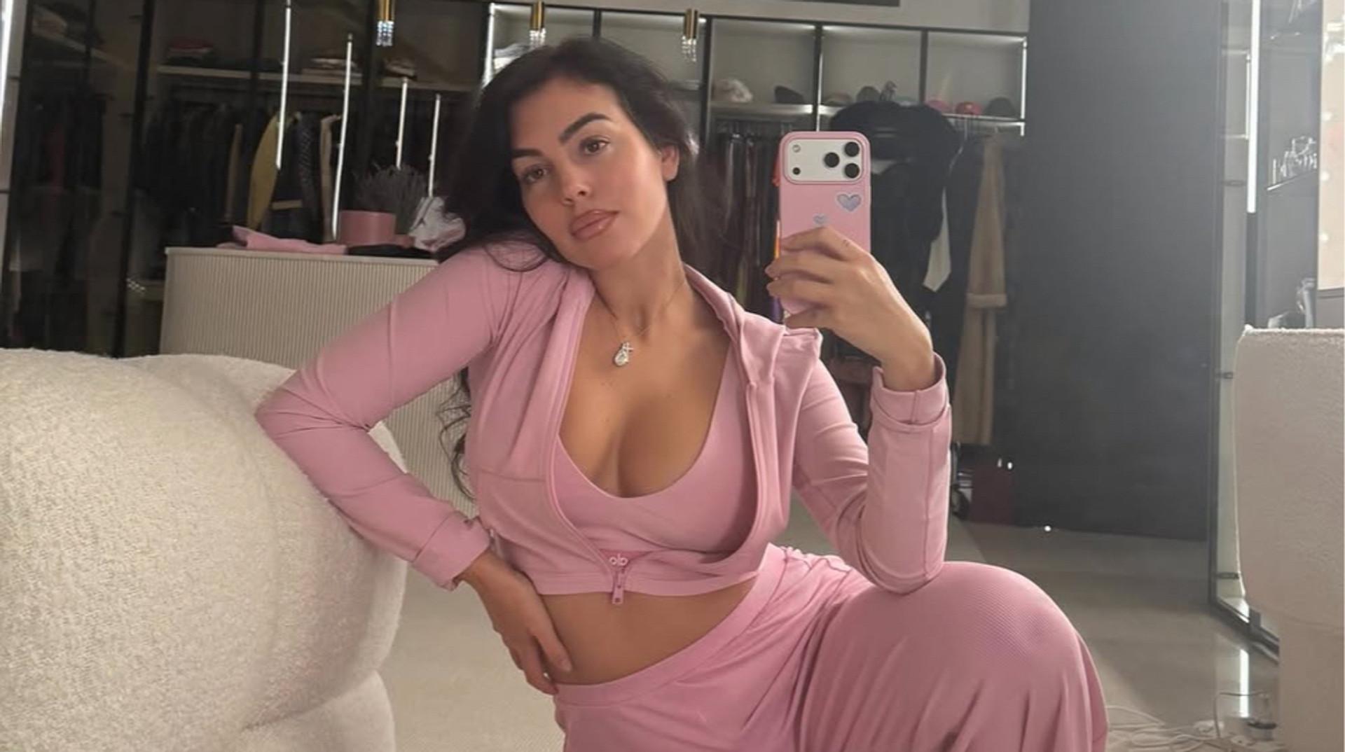 Наречена Роналду зробила рекламу спідньої білизни, опублікувавши пікантне фото грудей