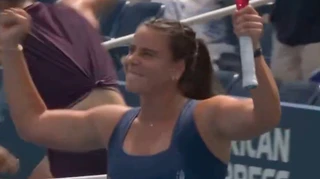 Зіркова тенісистка влаштувала трощу ракетки на US Open за спиною суперниці, яка святкувала перемогу