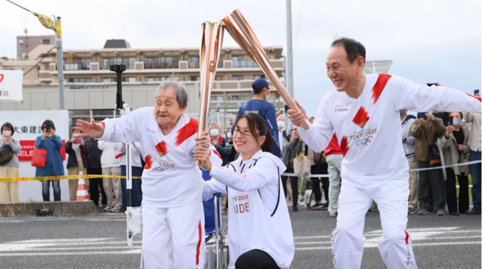 Факелоносец Олимпийских игр в Токио стал самым старым человеком Японии