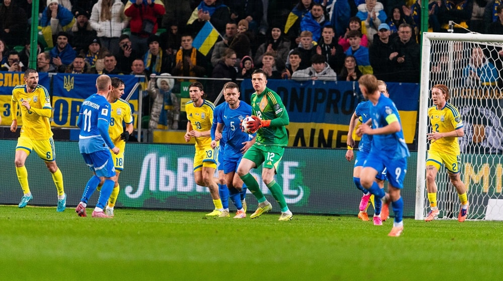 Сейвы Трубина и голы в концовке: сборная Украины выстрадала победу над Исландией