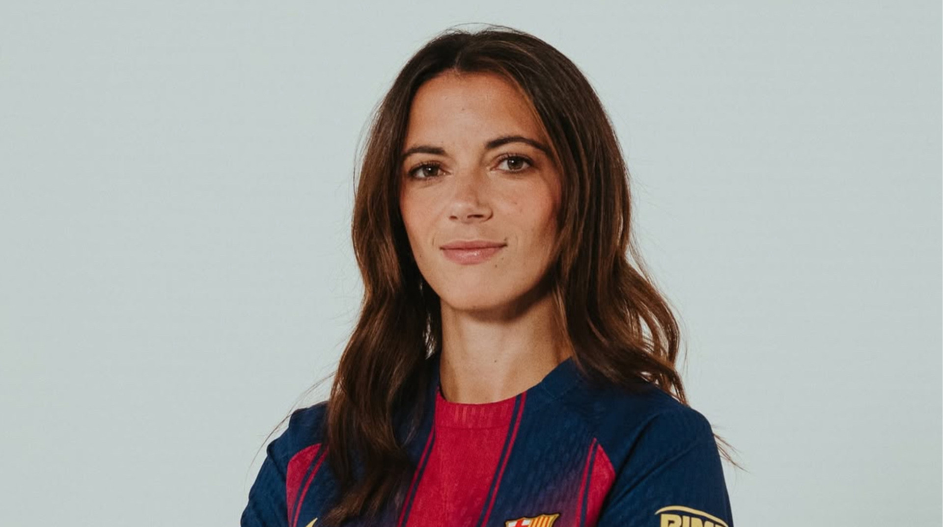 В Барселоне установили золотую скульптуру в честь обладательницы Золотого мяча