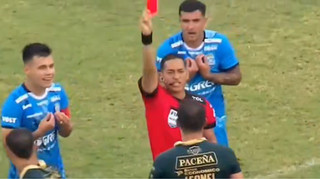 Масова бійка через калюжу: у Болівії суддя показав сім червоних карток в одному матчі