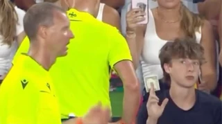 Юний фанат спробував підкупити арбітра під час VAR: його витівка миттєво стала вірусною