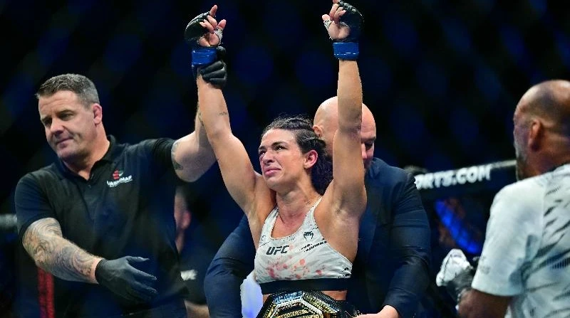 Дерн успешно защитила титул UFC в бою с Робертсон