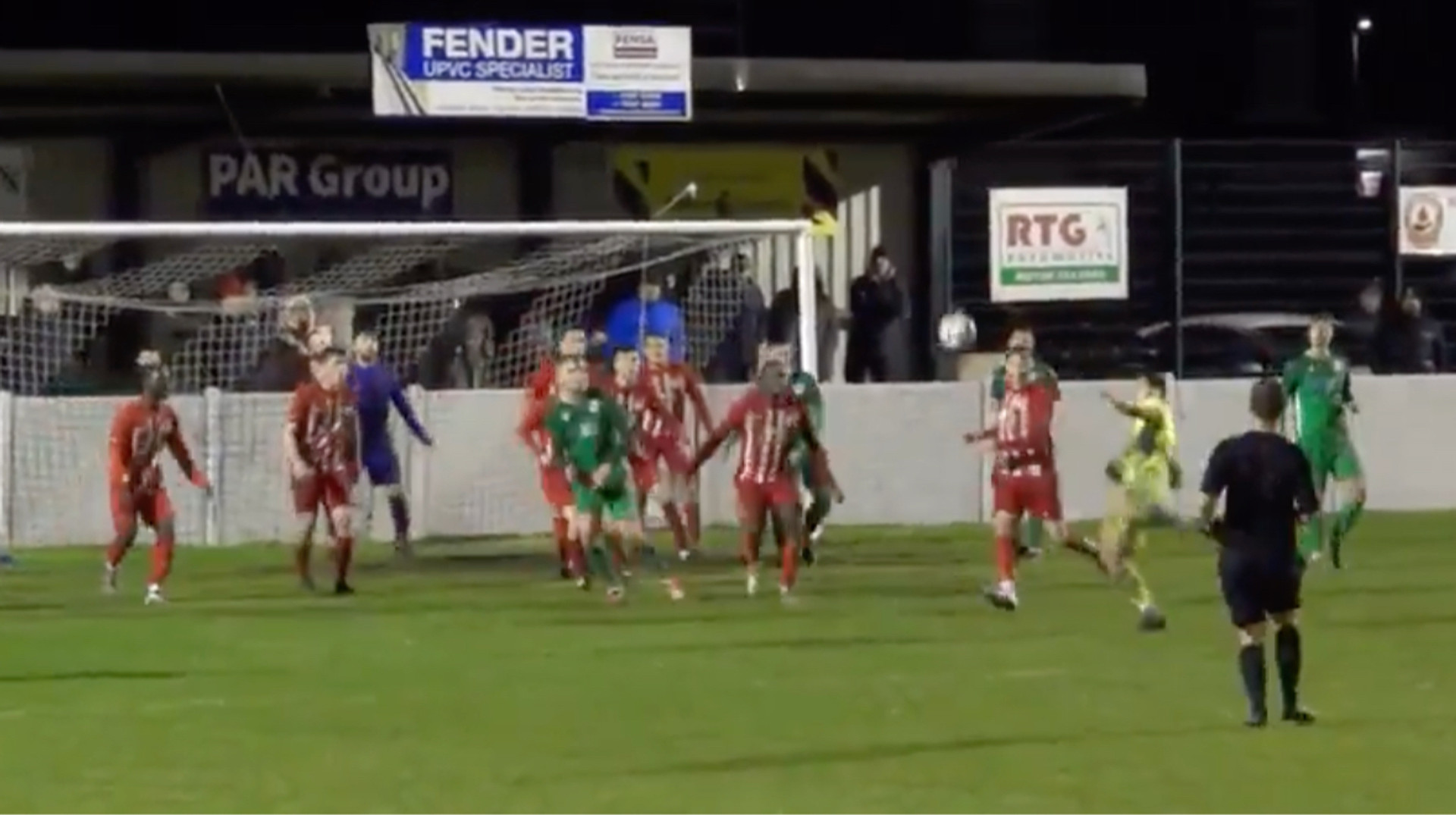 Фантастика з глибинок Англії: воротар забив гол ножицями на 98-й хвилині і врятував команду від поразки