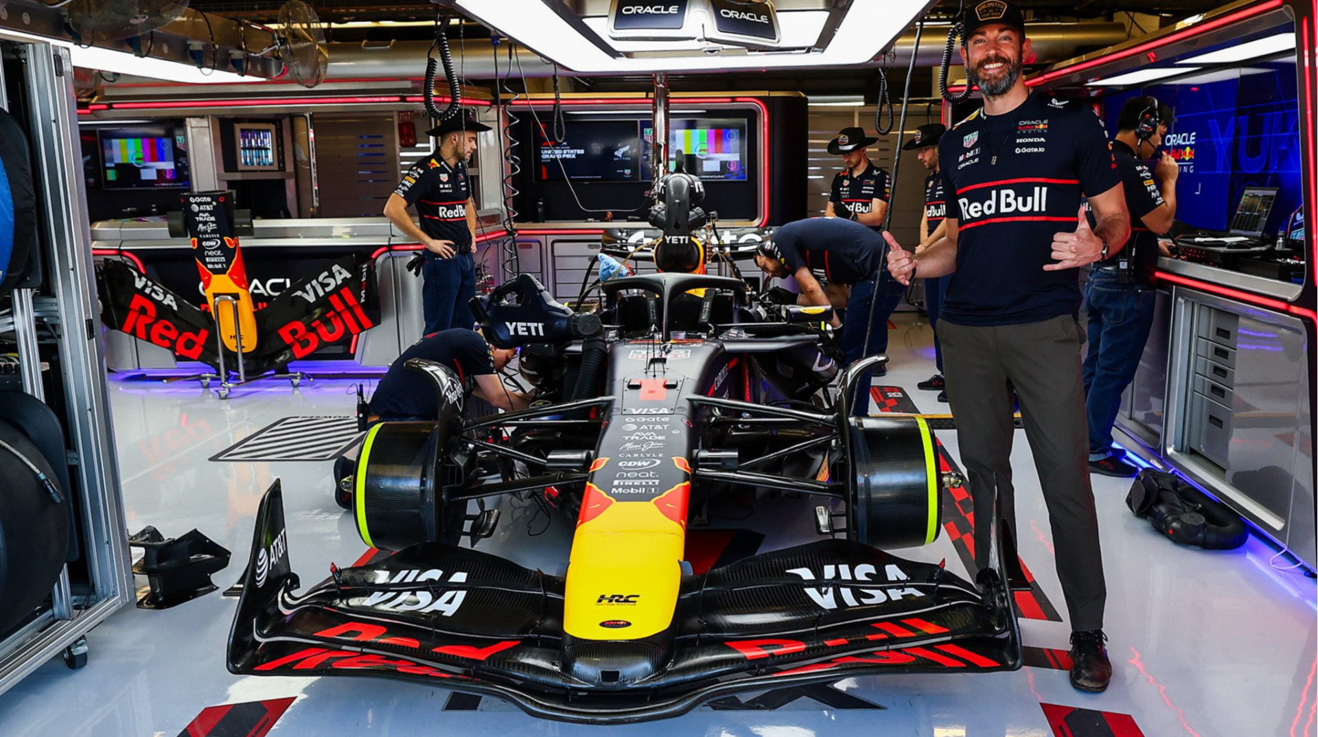 Ред Булл та Хаас презентували нові емблеми