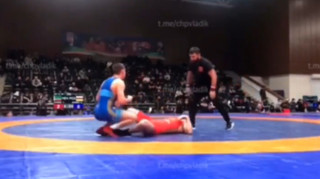 Турнір з боротьби у Грозному перетворився на масову бійку: спортсмени та глядачі влаштували побоїще